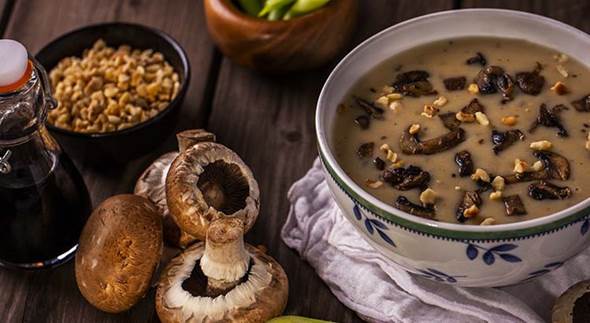 https://monjardinmamaison.maison-travaux.fr/wp-content/uploads/sites/8/2021/10/recette-de-veloute-de-champignons-et-noisettes.jpg