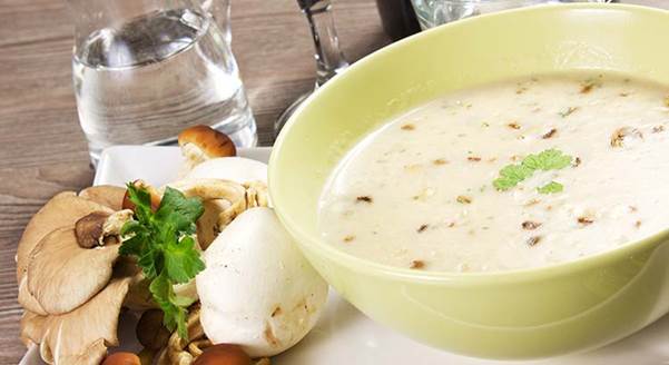 https://monjardinmamaison.maison-travaux.fr/wp-content/uploads/sites/8/2021/10/recette-de-veloute-de-champignons-et-baies-roses.jpg