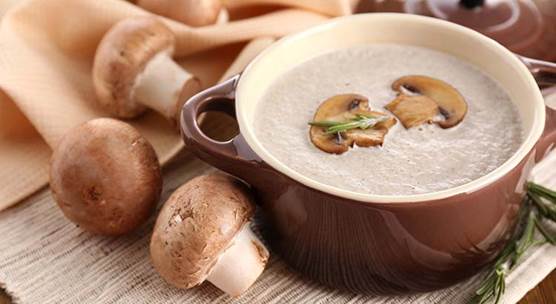 https://monjardinmamaison.maison-travaux.fr/wp-content/uploads/sites/8/2021/10/recette-de-veloute-de-champignons-au-chantilly.jpg